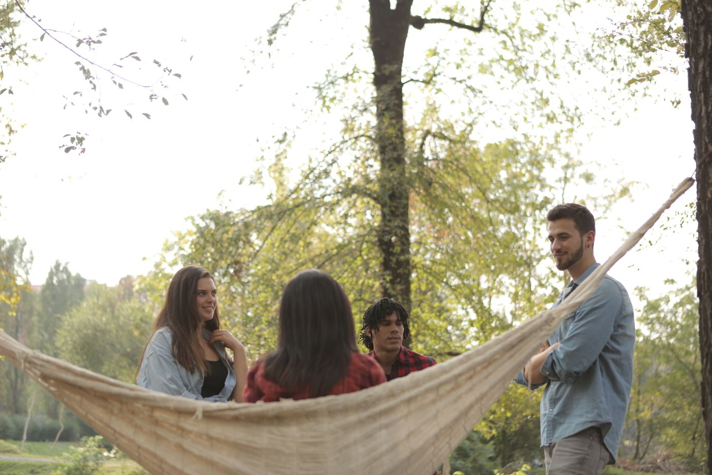 Personas disfrutando juntas de un momento de bienestar al aire libre